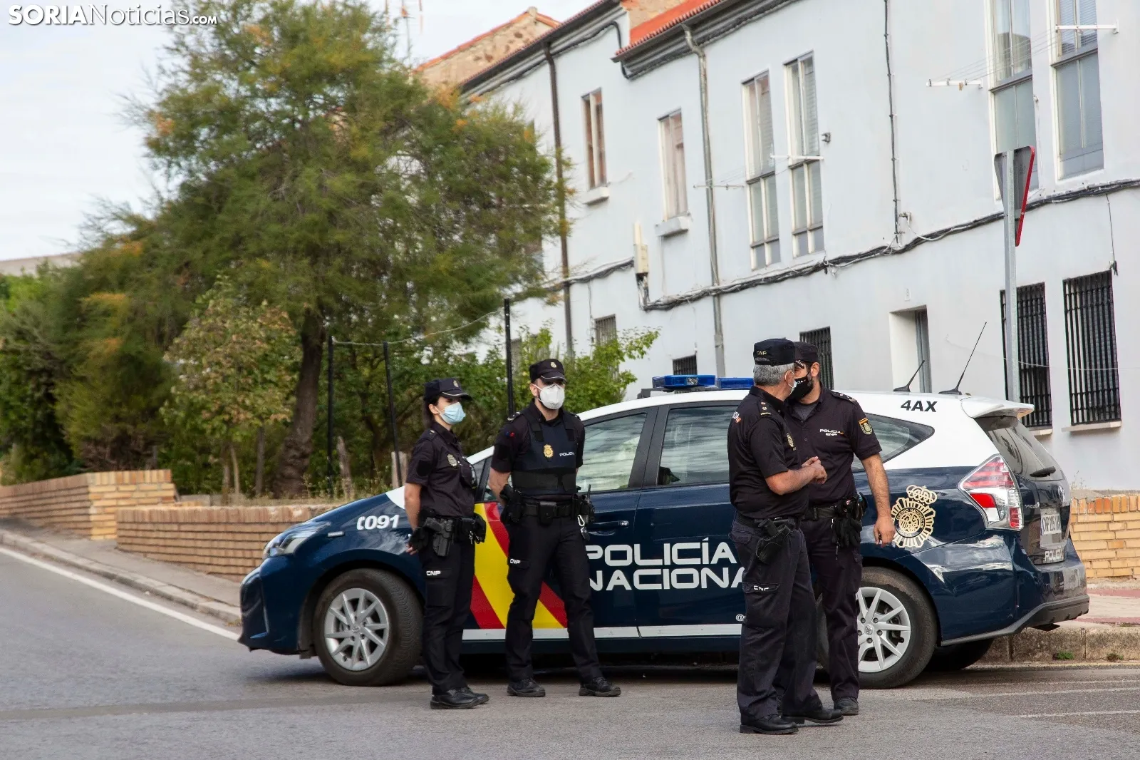 Miguel Latorre acompañado por el Inspector Jefe de la Policía Nacional, Emilio Moya Prada, y al Teniente Coronel de la Comandancia de la Guardia Civil, Andrés Velarde. María Ferrer