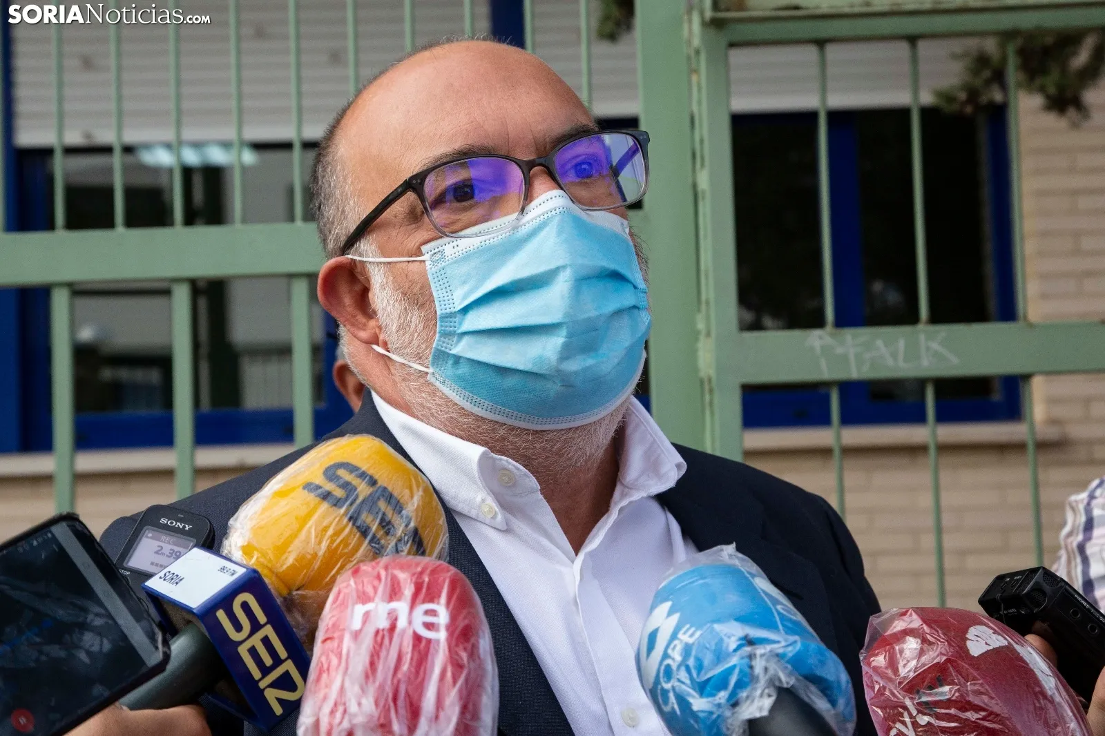 Miguel Latorre acompañado por el Inspector Jefe de la Policía Nacional, Emilio Moya Prada, y al Teniente Coronel de la Comandancia de la Guardia Civil, Andrés Velarde. María Ferrer