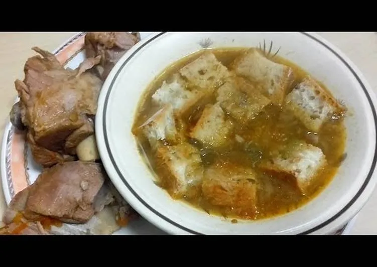 Presentación del ajo carretero, con la carne y la sopa de pan. /cookpad.com
