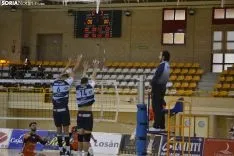 Una imagen del encuentro esta tarde en el pabellón de Los Pajaritos. /SN