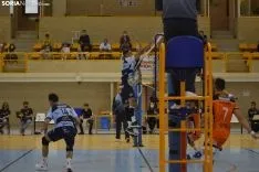 Una imagen del encuentro esta tarde en el pabellón de Los Pajaritos. /SN