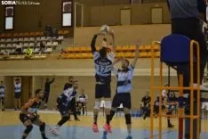Una imagen del encuentro esta tarde en el pabellón de Los Pajaritos. /SN