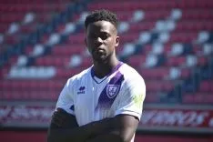 Foto 7 - Fotos: La nueva equipaci&oacute;n del Numancia cuenta con el Caballito pero se olvida del pantal&oacute;n azul