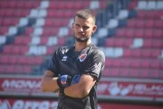 Foto 6 - Fotos: La nueva equipaci&oacute;n del Numancia cuenta con el Caballito pero se olvida del pantal&oacute;n azul