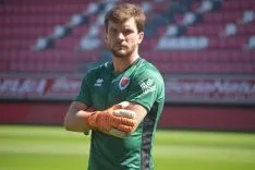 Foto 5 - Fotos: La nueva equipaci&oacute;n del Numancia cuenta con el Caballito pero se olvida del pantal&oacute;n azul