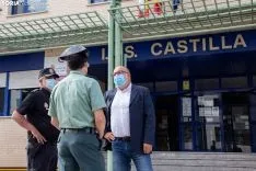 Miguel Latorre acompañado por el Inspector Jefe de la Policía Nacional, Emilio Moya Prada, y al Teniente Coronel de la Comandancia de la Guardia Civil, Andrés Velarde. María Ferrer