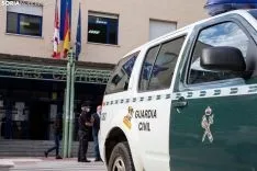 Miguel Latorre acompañado por el Inspector Jefe de la Policía Nacional, Emilio Moya Prada, y al Teniente Coronel de la Comandancia de la Guardia Civil, Andrés Velarde. María Ferrer