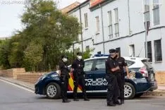 Miguel Latorre acompañado por el Inspector Jefe de la Policía Nacional, Emilio Moya Prada, y al Teniente Coronel de la Comandancia de la Guardia Civil, Andrés Velarde. María Ferrer