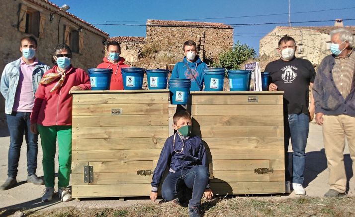 Vecinos de la localidad de Tierras Altas con las dos composteras donadas. /Amatex