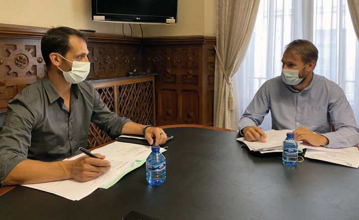 El diputado de área, Enrique Rubio (izda.) y el técnico Enrique Borobio tras la comisión de Cultura. /Dip.