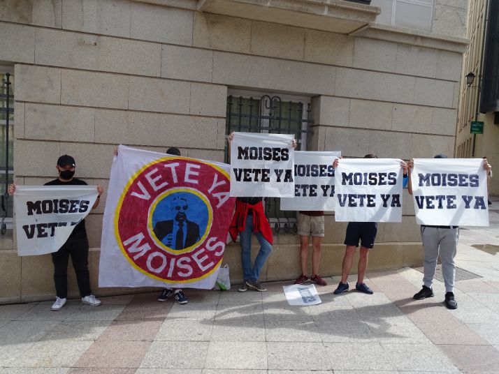 Aficionados y accionistas del Numancia hacen ver a Moisés Israel su descontento