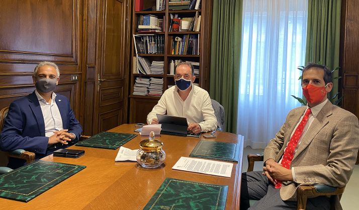 Israel (izda.), Serrano y Velázquez en la reunión mantenida este jueves. /CDN