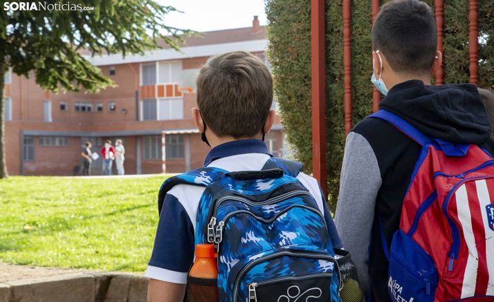 Dos alumnos ayer, a la entrada del colegio. /María Ferrer
