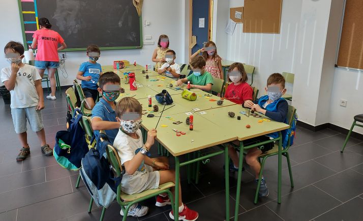 Algunos de los menores en uno de los talleres del programa. /AG