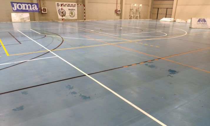Goteras en una cancha del polideportivo. 