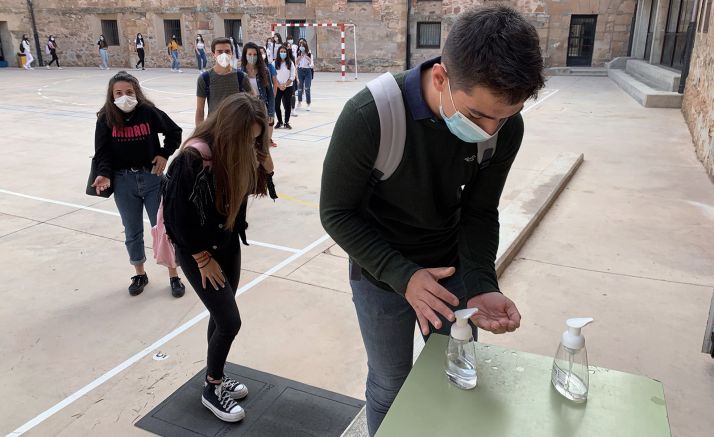 Alumnado del IES Machado, en la capital, antes de ingresar en sus aulas. /IAM