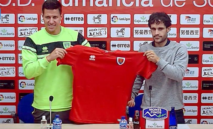 Fernando Alonso (dcha.), junto a José Fran este martes en la sala de prensa de Los Pajaritos. /CDN