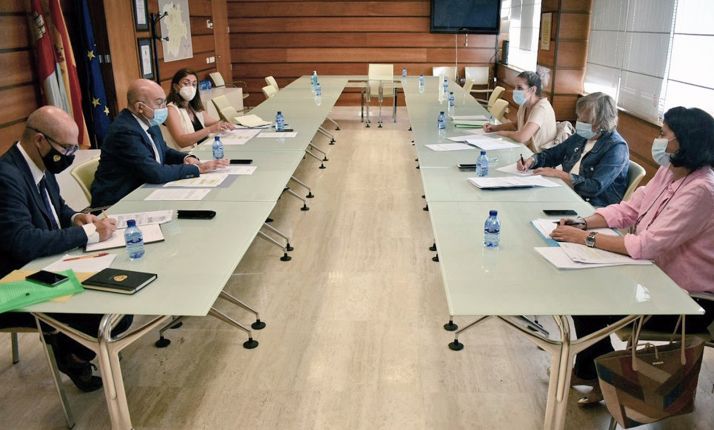 Una imagen del encuentro entre Junta y CHD. /Jta.