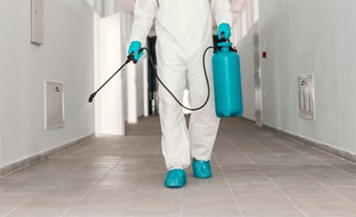 Refuerzo municipal en la limpieza de los centros docentes en la víspera de la vuelta al cole