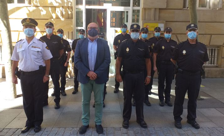 Los futuros agentes, con el subdelegado (ctro.) este miércoles en la sede de la Subdelegación. /SdG