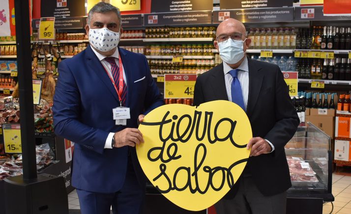 El consejero, a la derecha, en la puesta de largo de la campaña promocional. /Jta.