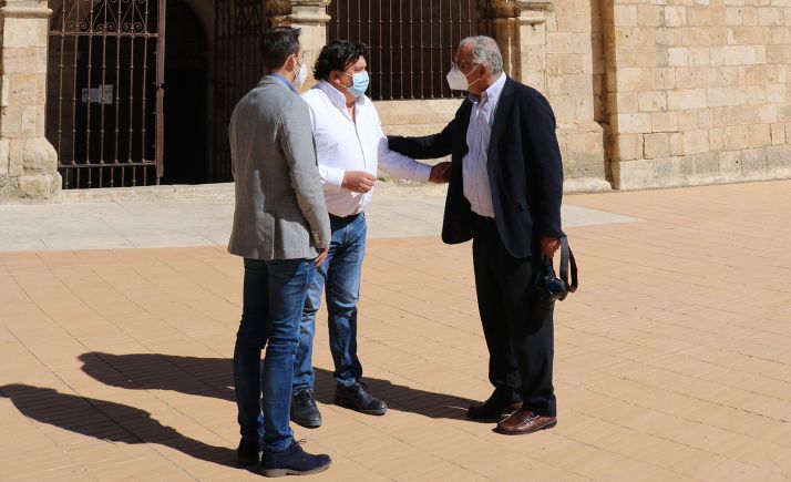 El alcalde (ctro.) con el presidente de la Rede. /AA