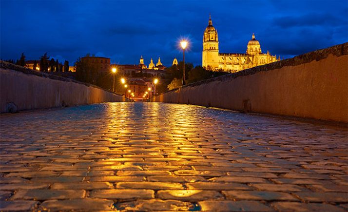 Una imagen del pavimento del puente romano de Salamanca, sobre el Tormes. 