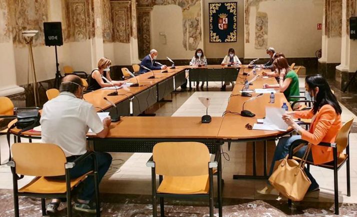 Cuatro sindicatos y Junta firman las bases de un acuerdo para mejorar las condiciones laborales de los docentes para 2020-2021