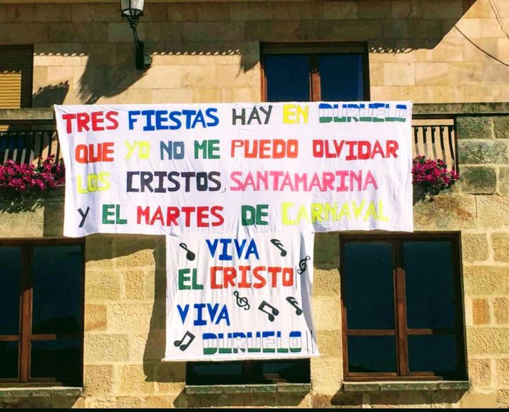 Pancarta en la fachada del Ayuntamiento de Duruelo.