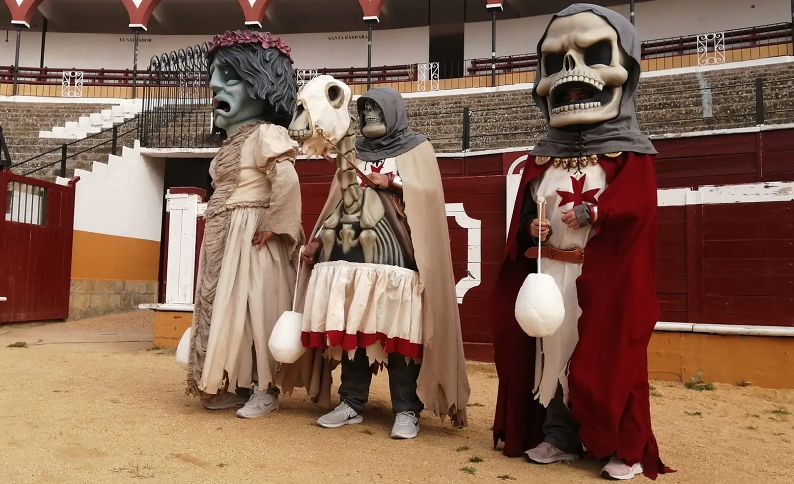 Foto 2 - Tres nuevas '&aacute;nimas' se suman a la comparsa de gigantes y cabezudos