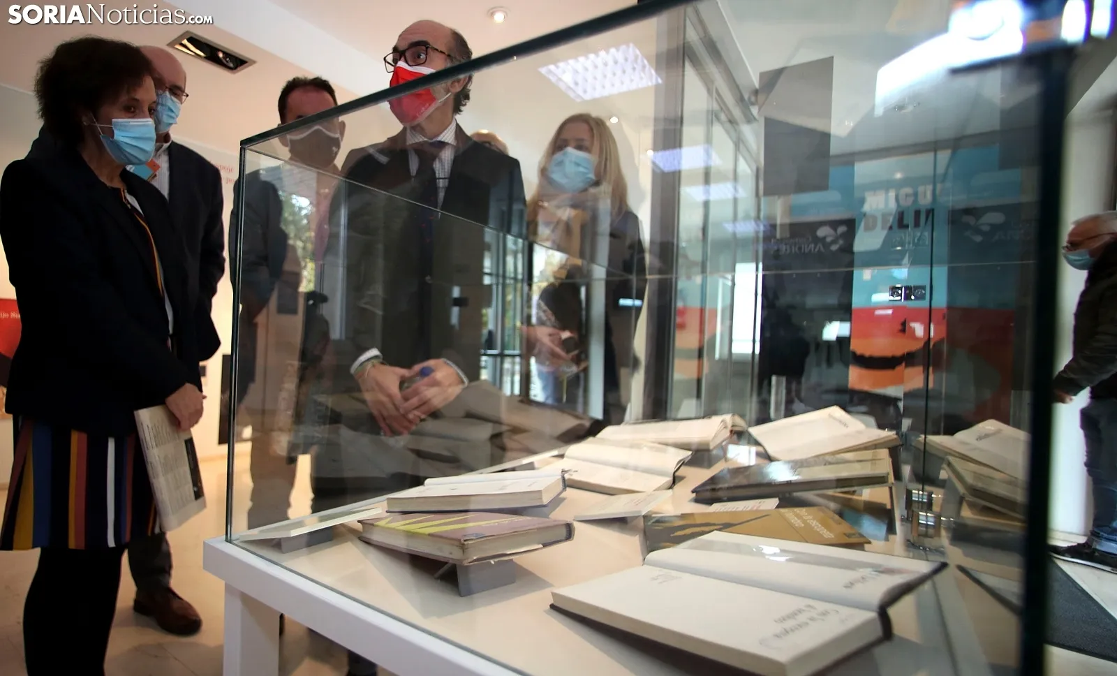 Una imagen de la visita del consejero a la bibioteca pública de Soria. /SN