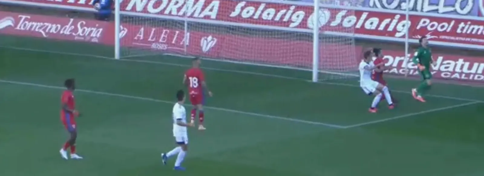 Foto 2 - Primera parte Numancia- Osasuna B, con empate a cero: Un juego muy directo