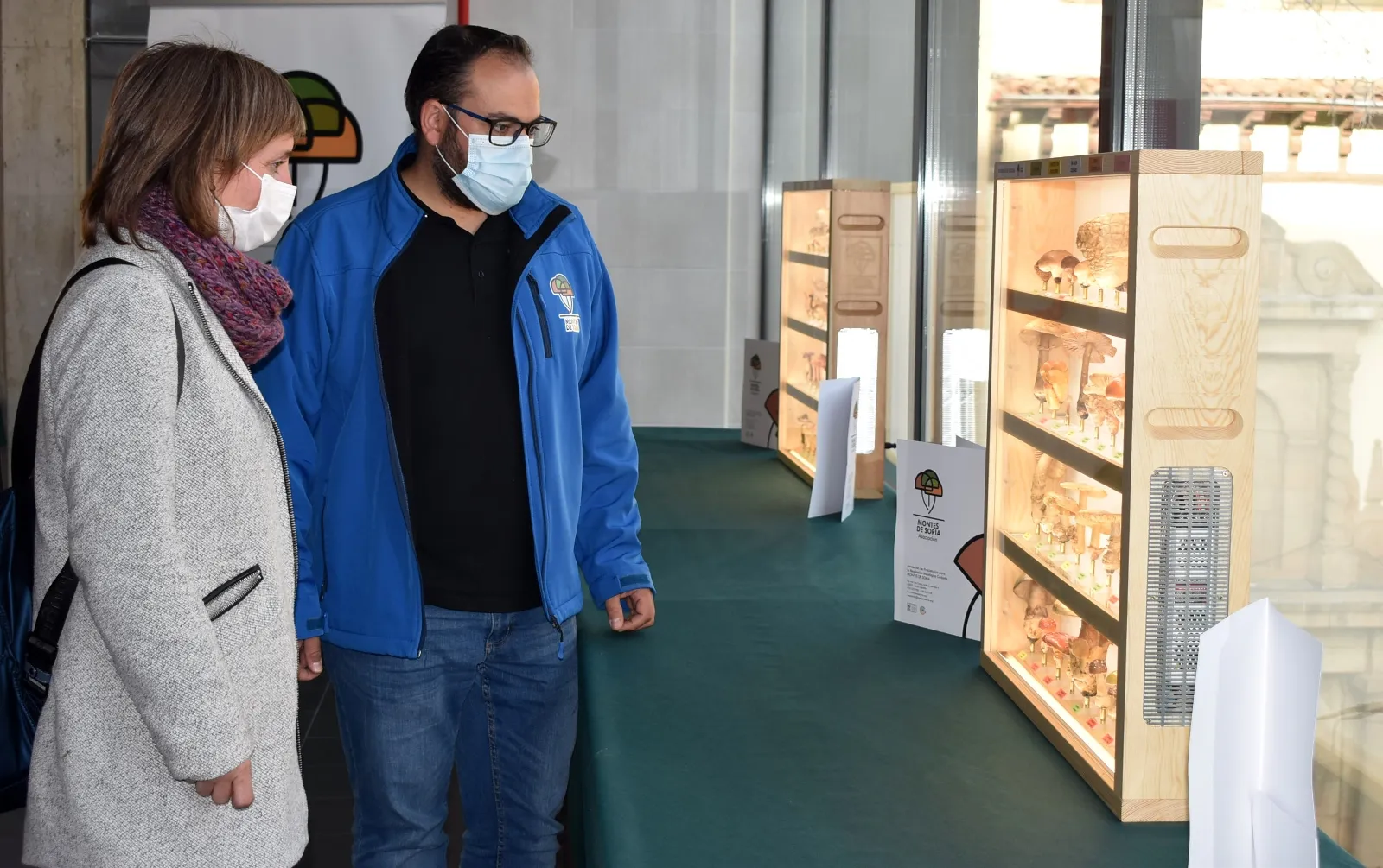 Yolanda Santos y José Antonio Vega en la apertura de la muestra. /Ayto