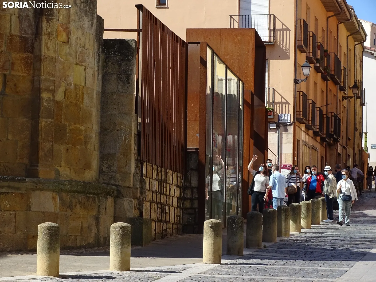 Un grupo de turistas en las ruinas de San Nicolás. /SN