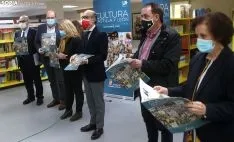 Una imagen de la visita del consejero a la bibioteca pública de Soria. /SN