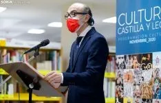 Una imagen de la visita del consejero a la bibioteca pública de Soria. /SN