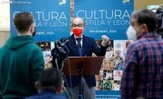 Una imagen de la visita del consejero a la bibioteca pública de Soria. /SN