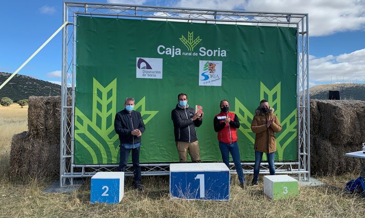 La Federación regional de Triatlón entrega su insignia de oro a Almenar