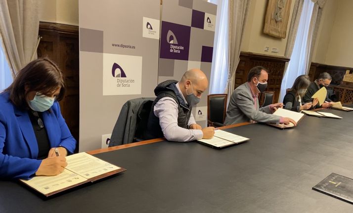 De izquierda a derecha, Aguilera, Ágreda, Serrano, Jiménez y Martínez en la rúbrica de los convenios. /Dip.