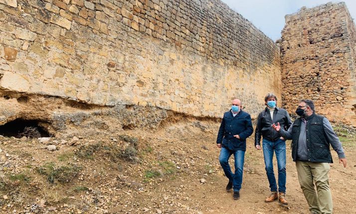 Las obras de recuperación de la muralla destapan el paño original y se concentran en labores de recalce, drenaje y remates de los muros