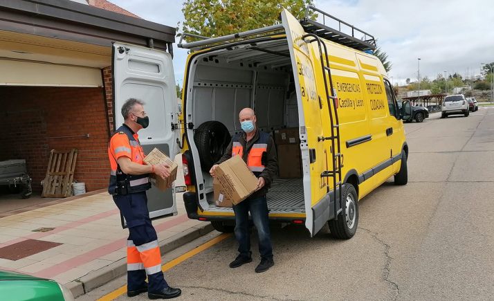 La Agencia de Protección Civil de la Junta reparte material de protección a voluntarios, policías locales y bomberos de la provincia