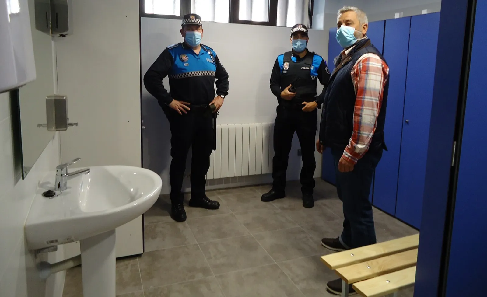 Agentes en los nuevos vestuarios. /Ayto. Almazán