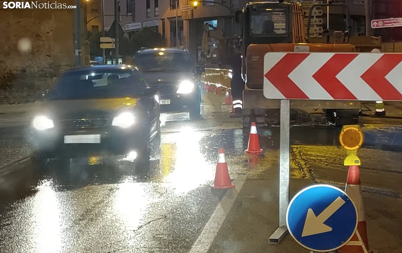 Foto 2 - Atascos en la calle Santo Tom&eacute; por una aver&iacute;a del suministro de agua