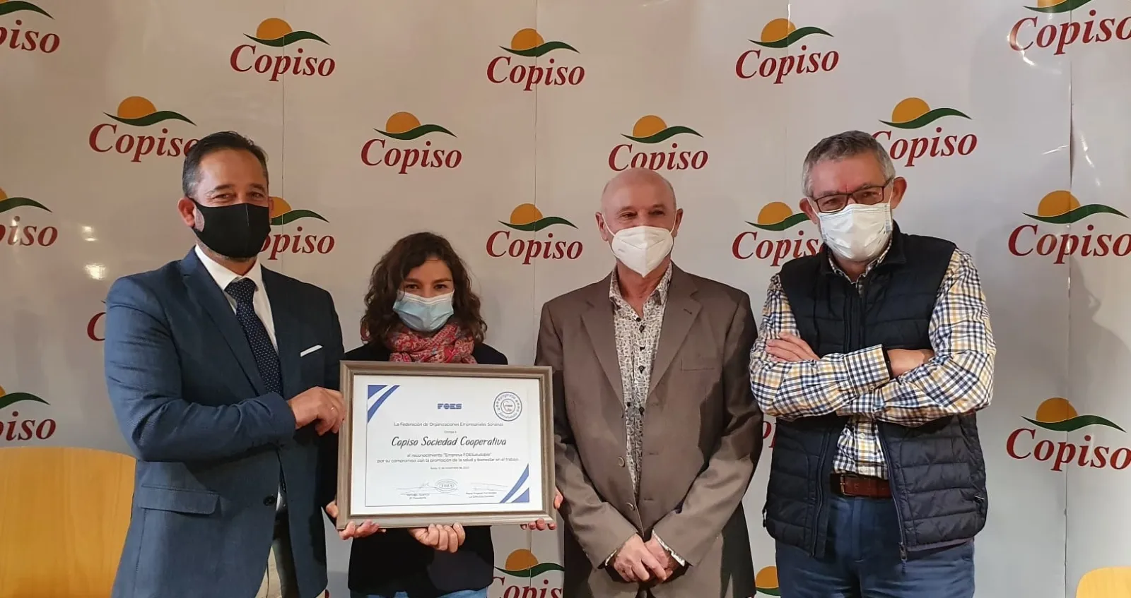Entrega del galardón a Grupo Latorre ante la residencia Manuela y el futuro hospital que ultima la empresa. /SN