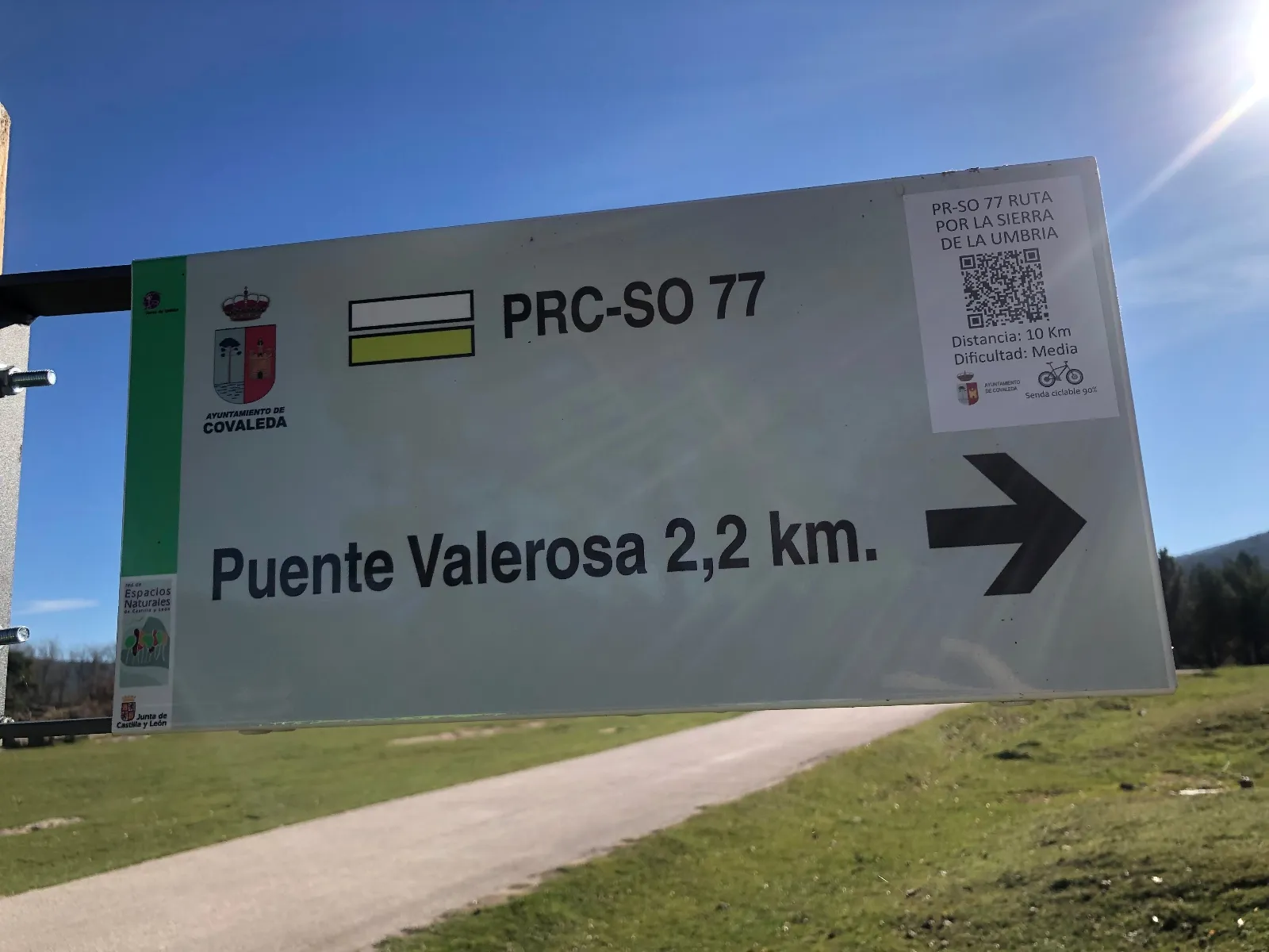 Una de los inidcativos senderistas del munipio pinariego. /AC