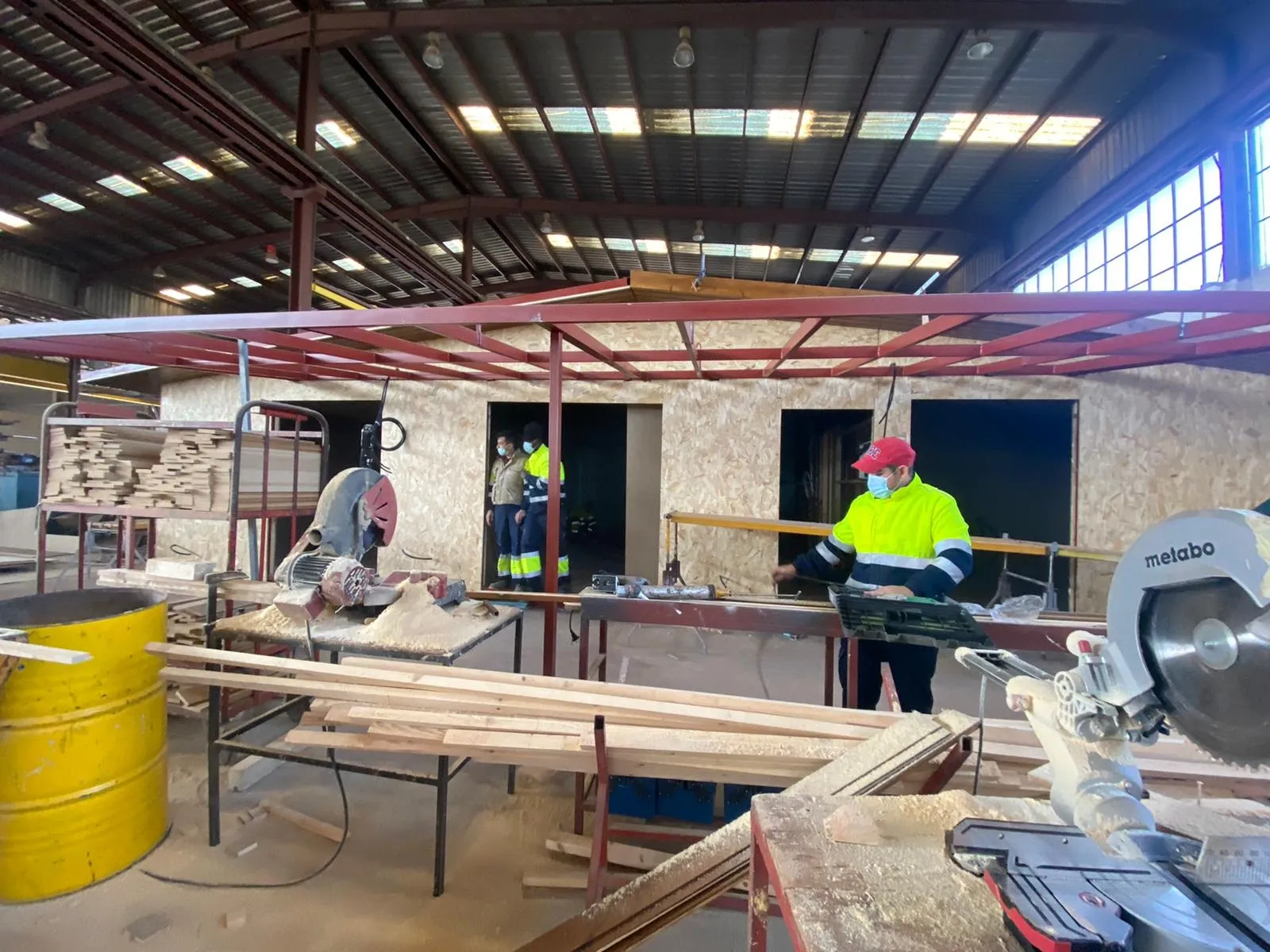 Foto 2 - FOES y Cortabitarte forman a 14 alumnos en montaje de construcciones de madera e insertan laboralmente al menos, al 50%