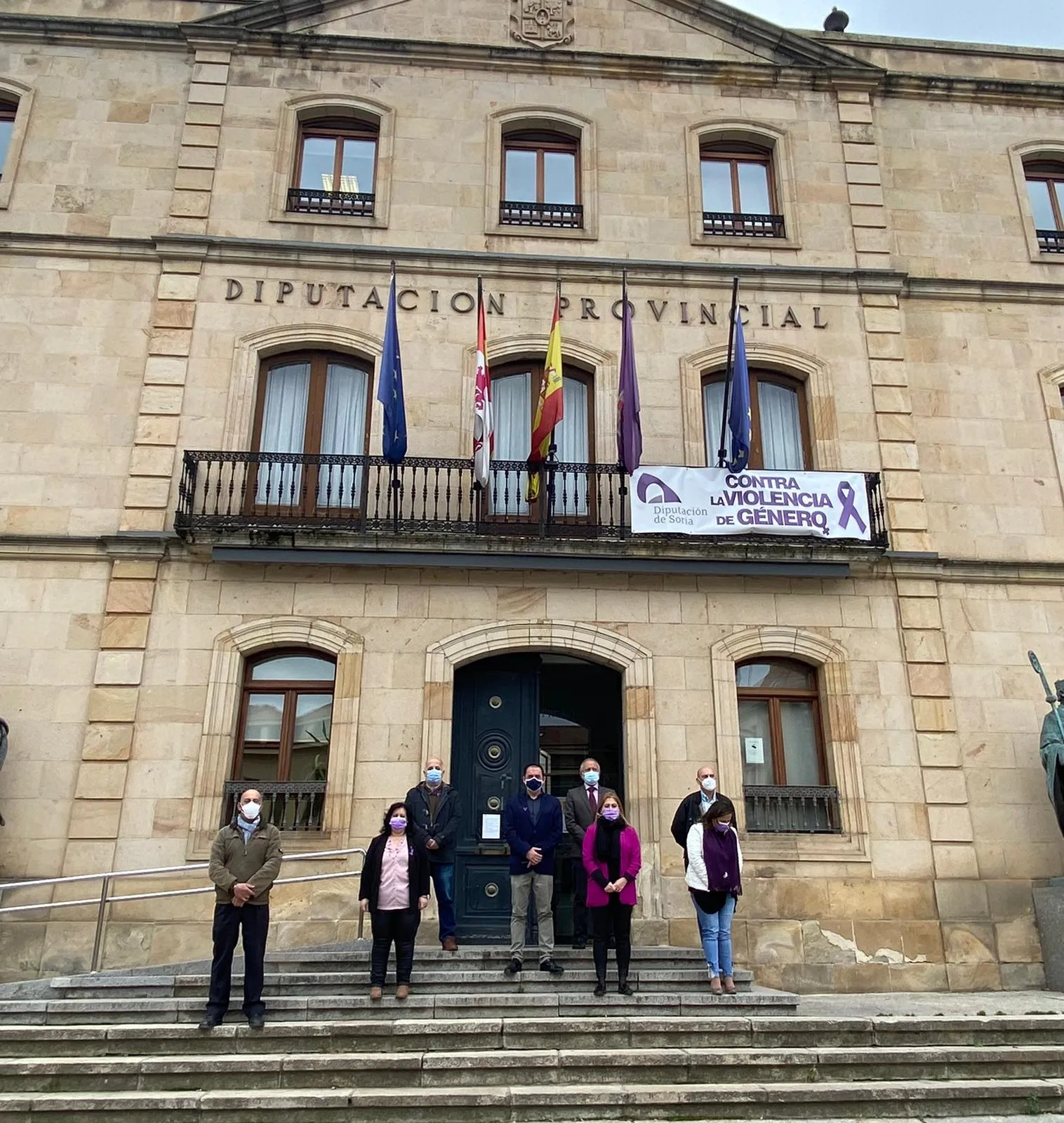 Foto 2 - Una cadena humana en la capital recuerda a las mujeres v&iacute;ctimas de la violencia de g&eacute;nero