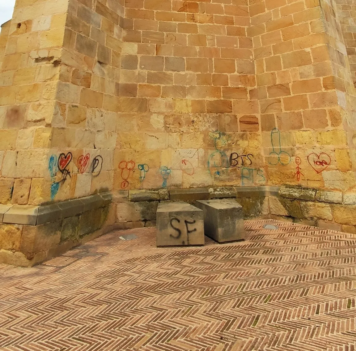 Foto 2 - Llenan de penes la iglesia de La Mayor. Una gamberrada que te puede salir muy cara