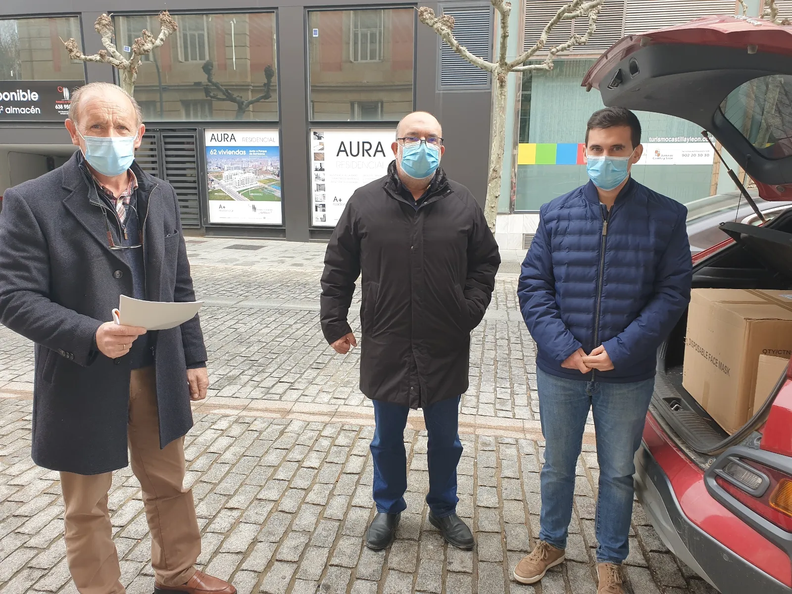 Miguel Latorre entrega las mascarillas del Gobierno de España.