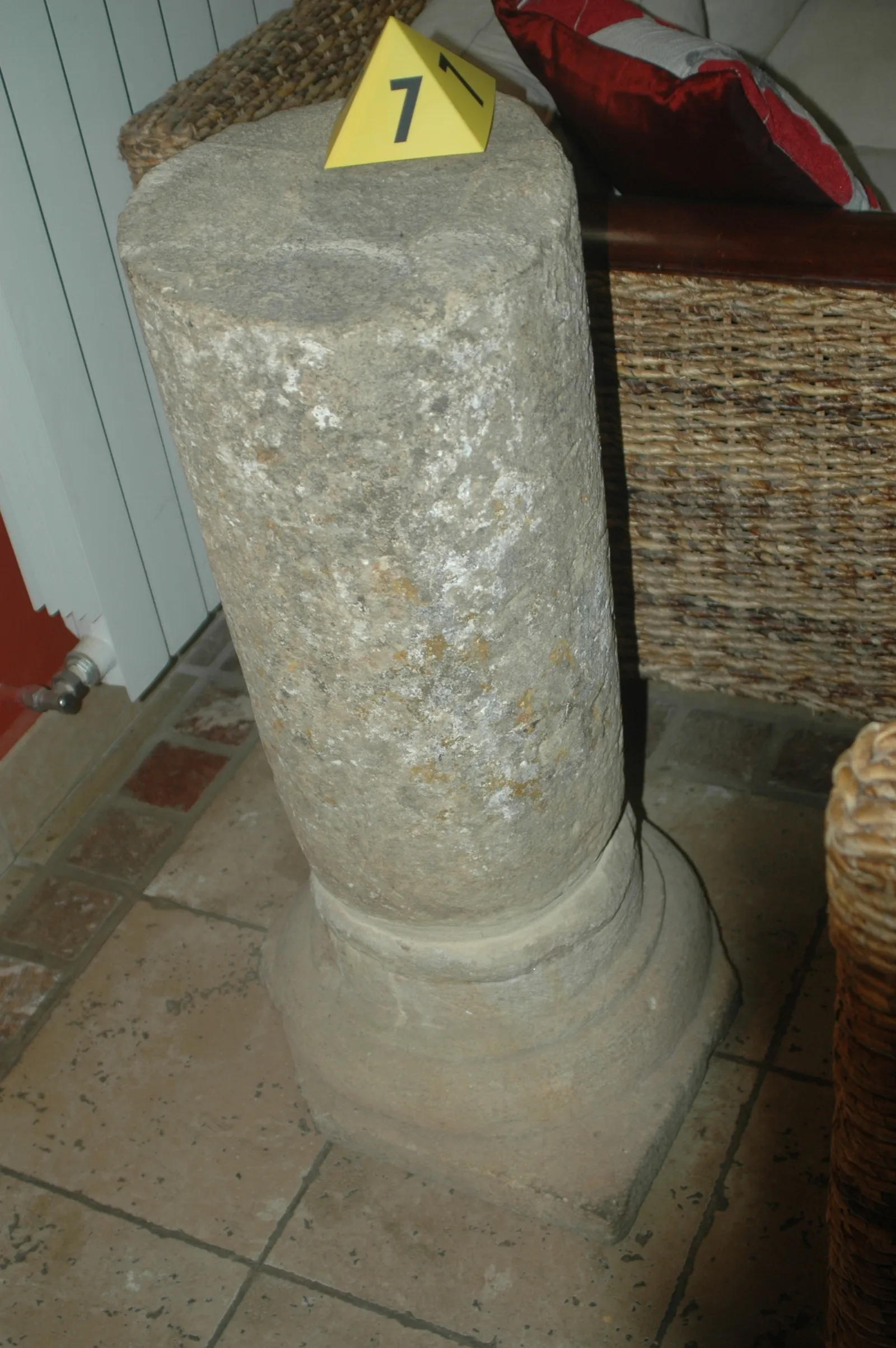 Foto 2 - Requisan un escudo her&aacute;ldico de piedra del siglo XVI en un bar de Soria